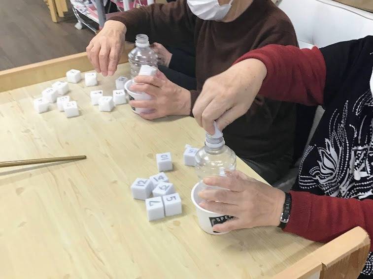 レクリエーション【スポンジ詰め競争】